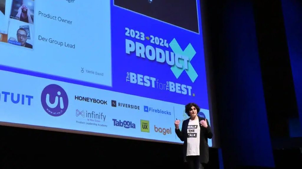 Yaelle David en conférence sur la scène de ProductX devant 1 500 product managers