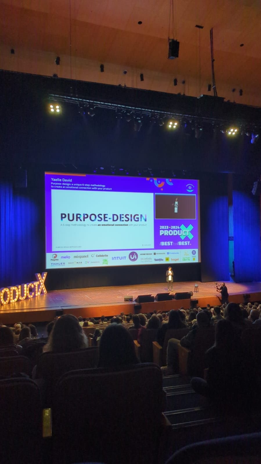 Yaelle David sur scène, conférence Purpose-Design
