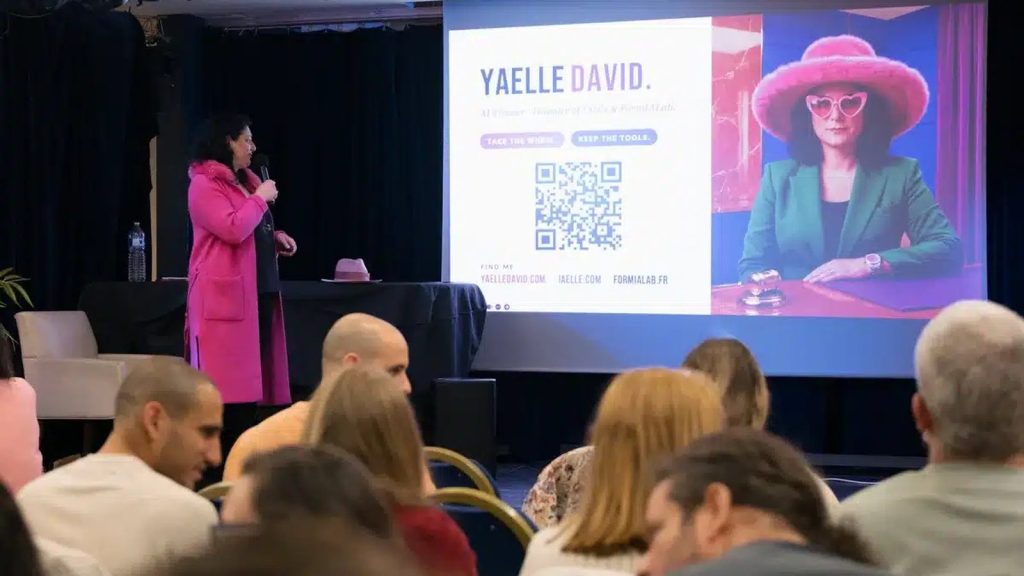 Session de formation à l'IA générative animée par Yaelle David devant un public